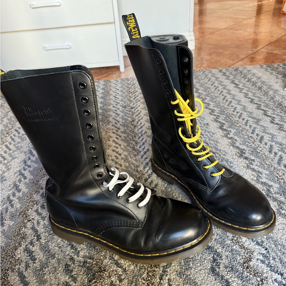 14 hole Dr. Martens black men’s 10 us